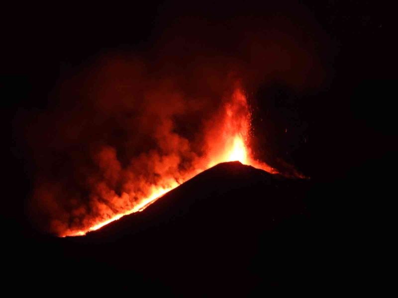 İtalya’daki Etna Yanardağı lav ve kül püskürttü
