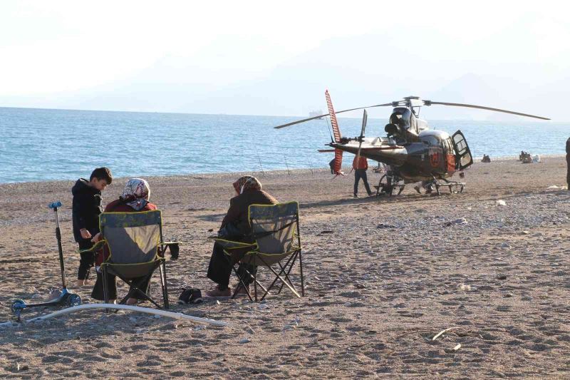 Bisiklet turunu görüntüleyen helikopter arızalandı, dünyaca ünlü sahile iniş yapmak zorunda kaldı
