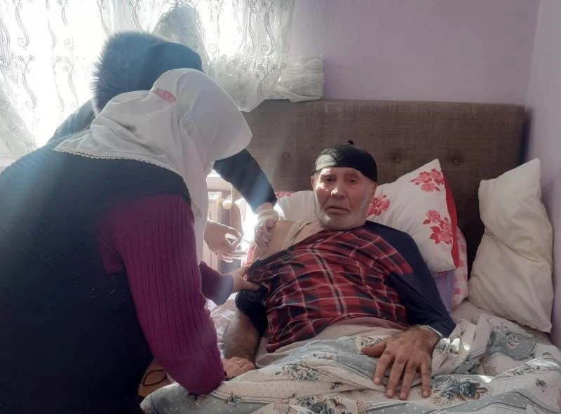 Randevu alan yaşlı ve engelliler evlerinde aşılarını yaptırıyor
