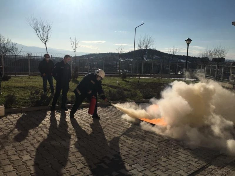 Yangın eğitimini uygulamalı gördüler
