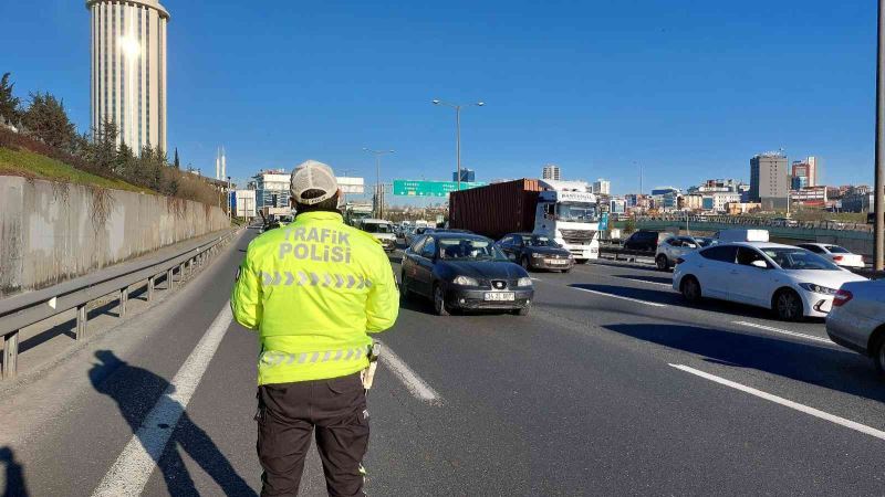 İSTOÇ TEM’de çakarlı denetiminde sürücülere ceza yağdı
