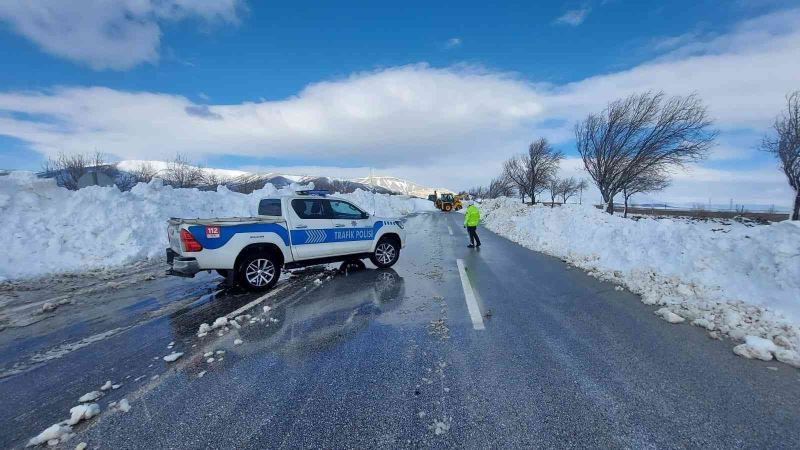 Konya’da trafik ekipleri yolda kalanların yardımına koştu
