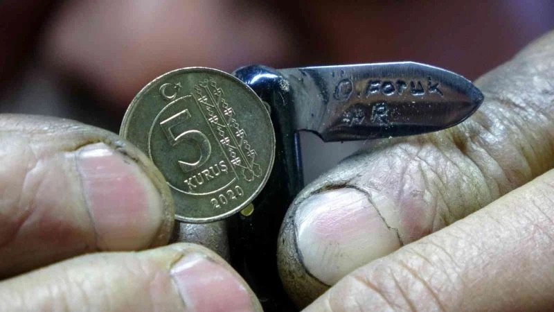 Mercek altında çalışıyor, mini bıçaklar yoğun ilgi görüyor
