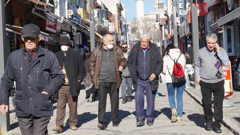 Bu görüntüler korkutuyor, cadde ve sokaklar maskesizlerle dolu
