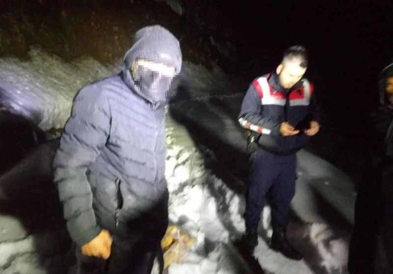 Köyüne gitmeye çalışırken karla kaplı yolda mahsur kaldı
