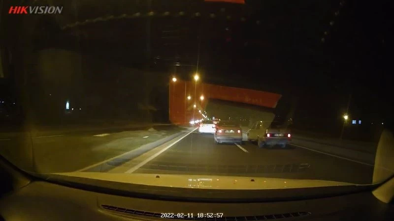 Makas atarak ilerledi, hem kendi hem de başkalarının canını tehlikeye attı
