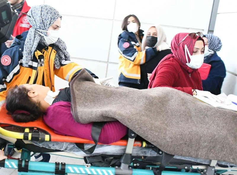 Karısının boğazını kesip 4 yerinden bıçakladı
