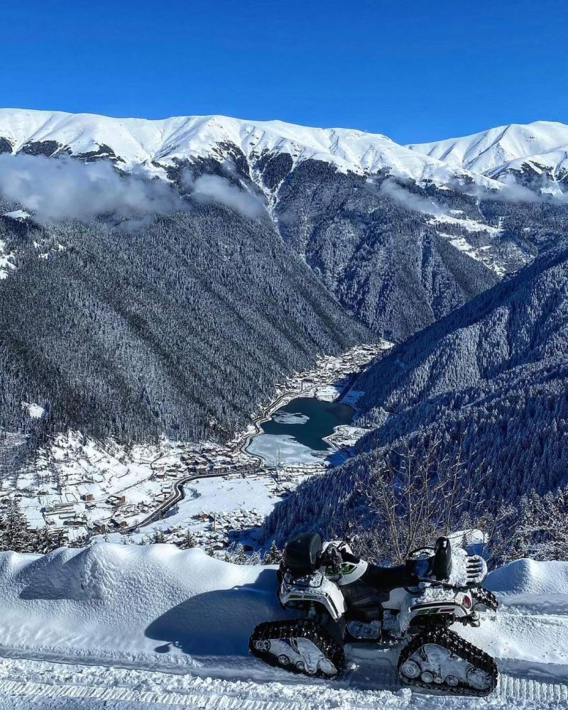 Güneşli bir günde Uzungöl’den kar manzaraları
