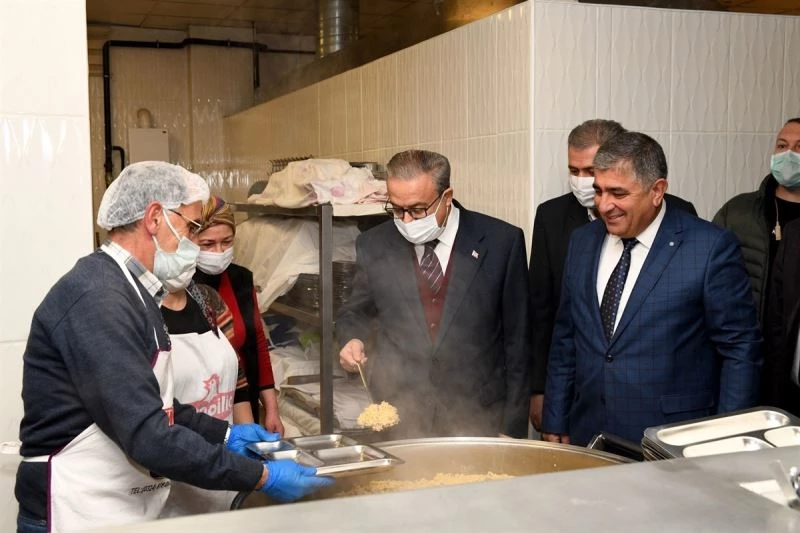 Vali Su, Tarsus’ta Hızır Lokması dağıtım etkinliğine katıldı
