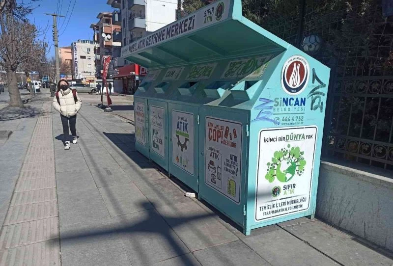 Çocuklar içine girdikleri geri dönüşüm kutularını boşaltılar
