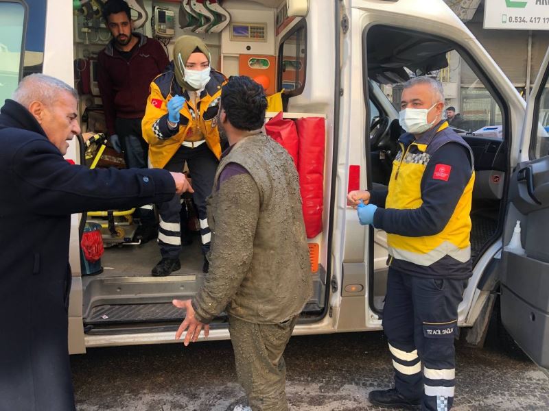 Bakan Koca kıyafetleri kirli olduğu için ambulansa binmek istemeyen işçiyi paylaştı
