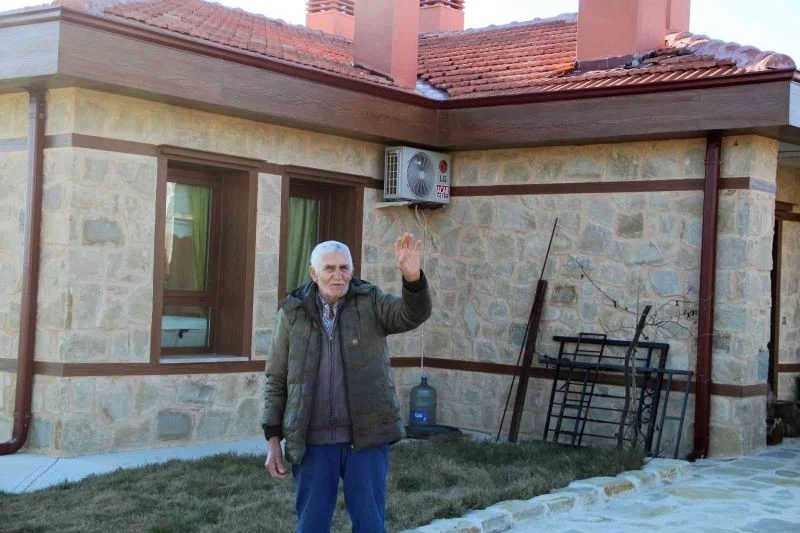 Yanan evi 21 günde yeniden inşa edilen 80 yaşındaki İbrahim Deniz’den, karantinada olan Bakan Kurum’a duygulandıran mesaj

