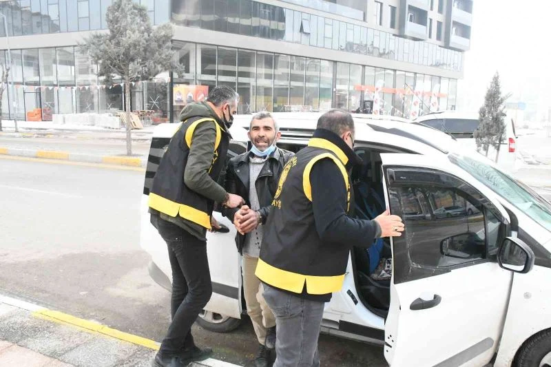 Karısının boğazını kesip 4 yerinden bıçaklayan koca tutuklandı
