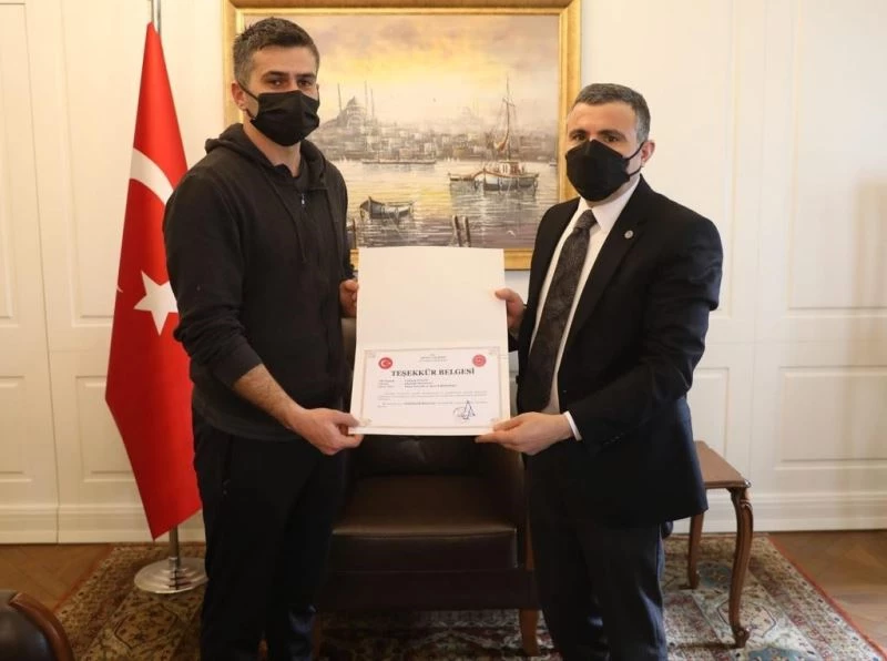 Özel öğrencilerle ilgilenen antrenöre teşekkür belgesi verildi
