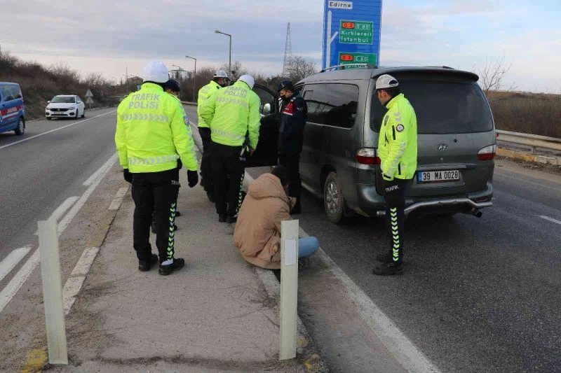 Darp edilip yalınayak Türkiye’ye itilen göçmenlere, polis ekipleri çorap ve giyecek verdi
