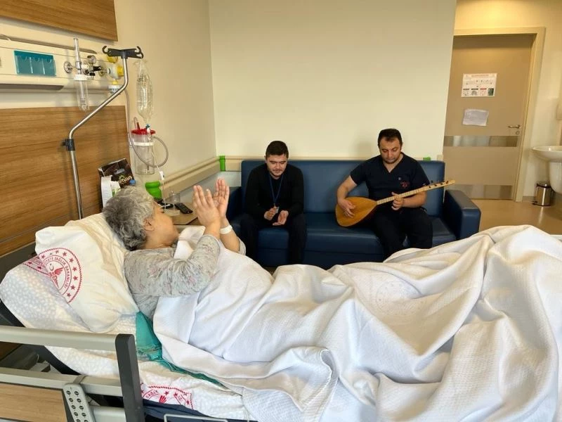  Kanser tedavisi gören hastaya doktor ve oğlundan moral konseri
