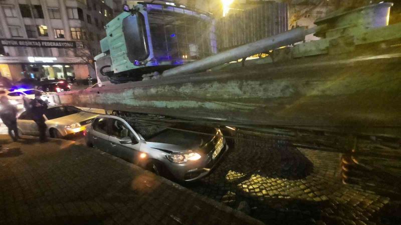 Beşiktaş’ta akılalmaz kaza, tırın taşıdığı vinç araçların üzerine devrildi
