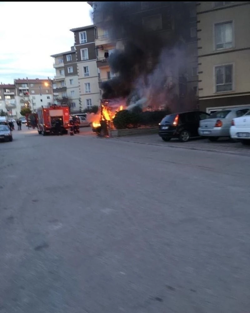 Başkent’te atıl durumdaki otomobil yandı
