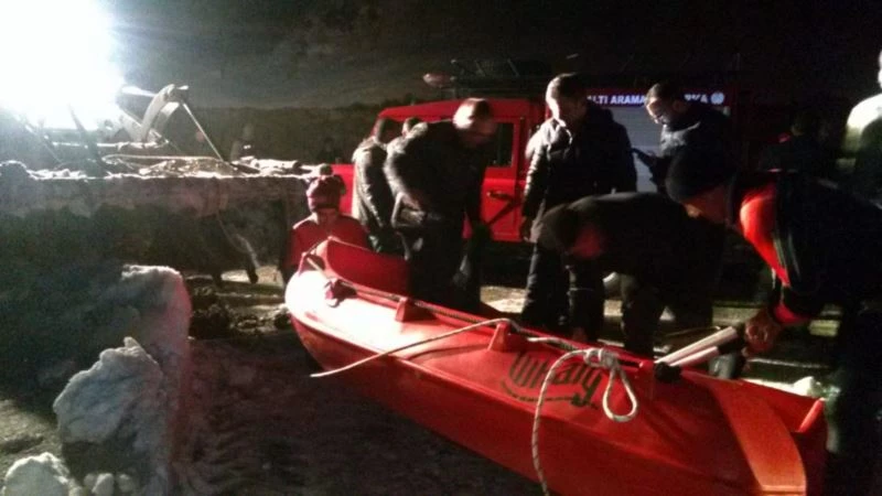 Buzlar çözülünce barajın ortasında mahsur kaldılar
