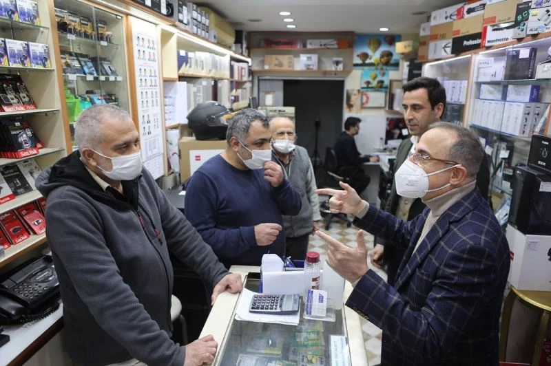 Başkan Sürekli, Alsancak’ta esnaf turu yaptı
