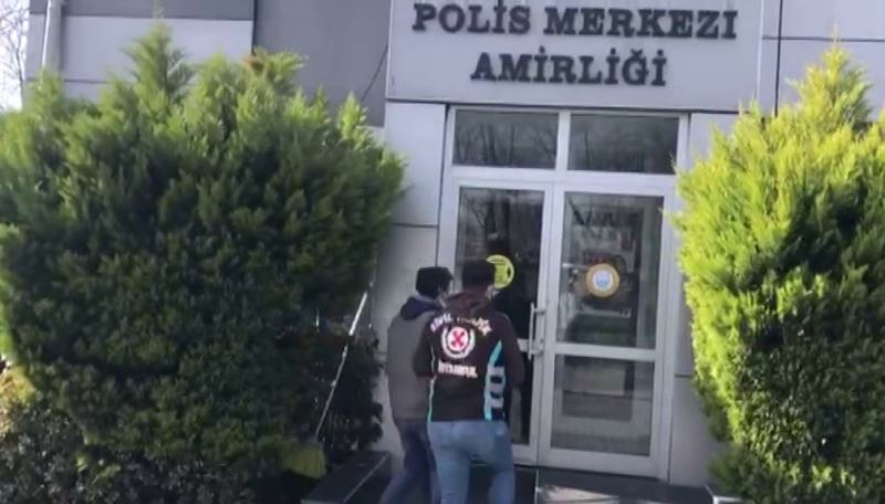 Değnekçi fana taşa bastı: Polisten para isteyince yakayı ele verdi