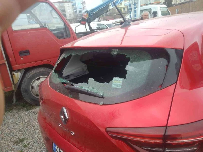 İki genç kız, kırmızı ışıkta çapraz ateşe tutulmuş
