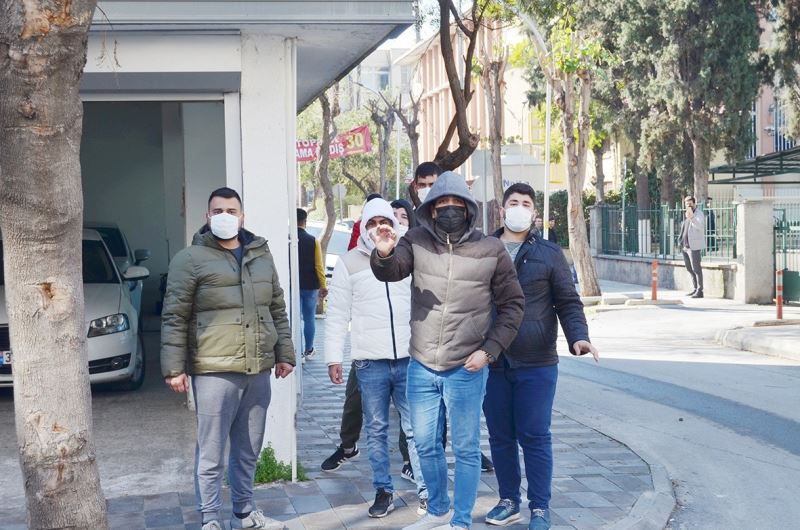 Maskeli gruptan yerel gazete önünde haber tepkisi
