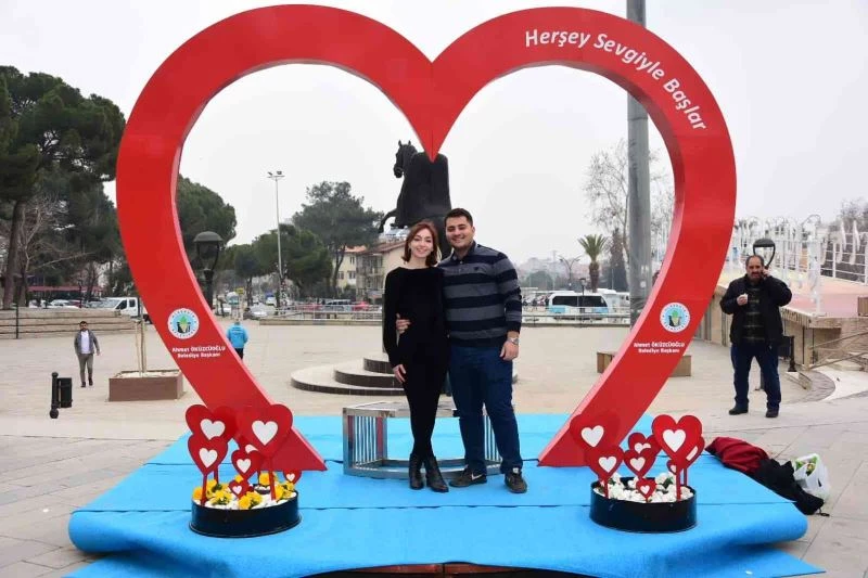 Sevgililer Gününe özel maket yaptılar
