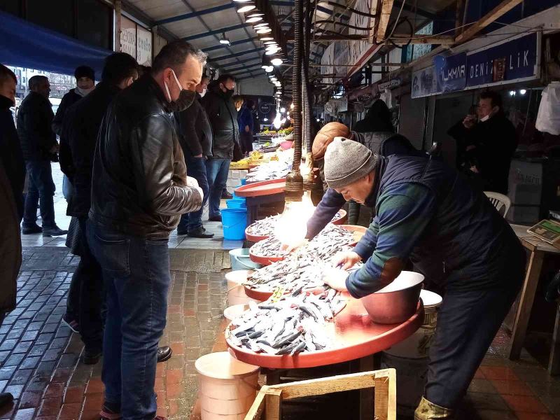 Bandırma Balık Hali’nde hamsi bolluğu yaşanıyor
