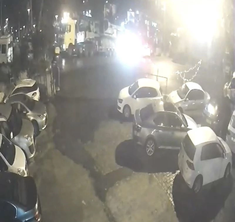 (Özel) Beşiktaş’ta vincin araçların üzerinde devrildiği anlar kamerada
