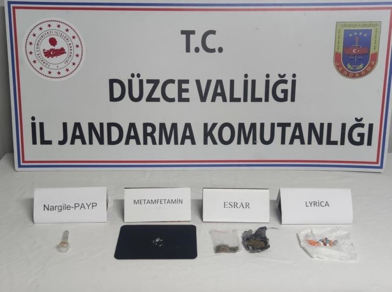 Jandarma ekiplerinin şüphelendiği kadının üzerinden uyuşturucu çıktı
