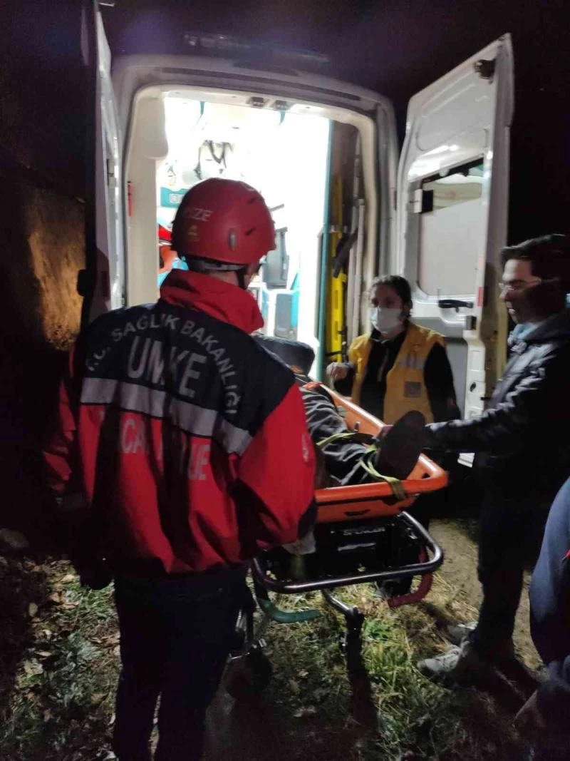 Rize’de evine yol olmayan hasta 700 metre mesafeden yukarıya çekildi
