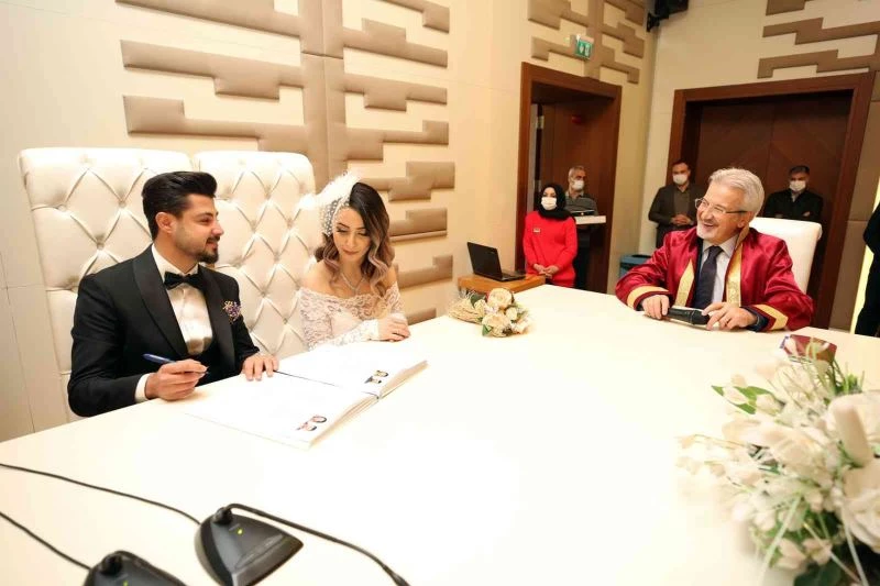 Başkan Erdem’den evlenen çiftlere 14 Şubat sürprizi
