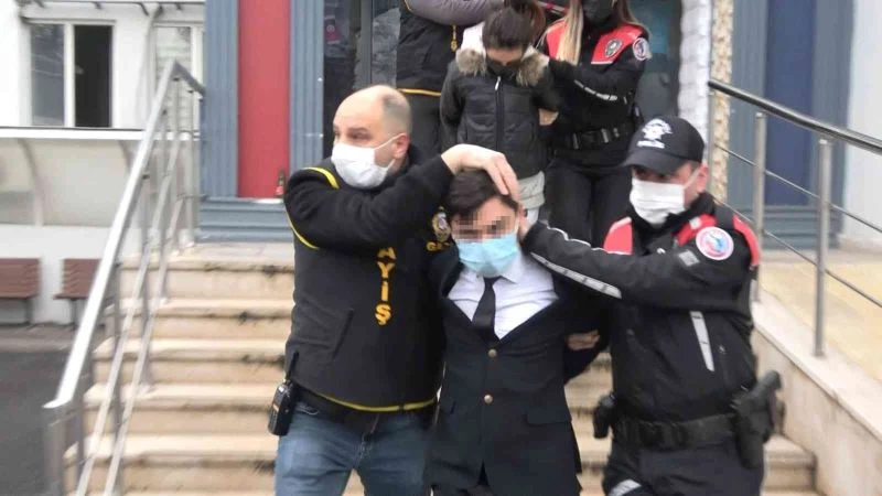 Rehin aldıkları 2 gencin ağzına silah dayayıp kadın elbisesi giydiren 4 kişilik çete adliyeye sevk edildi
