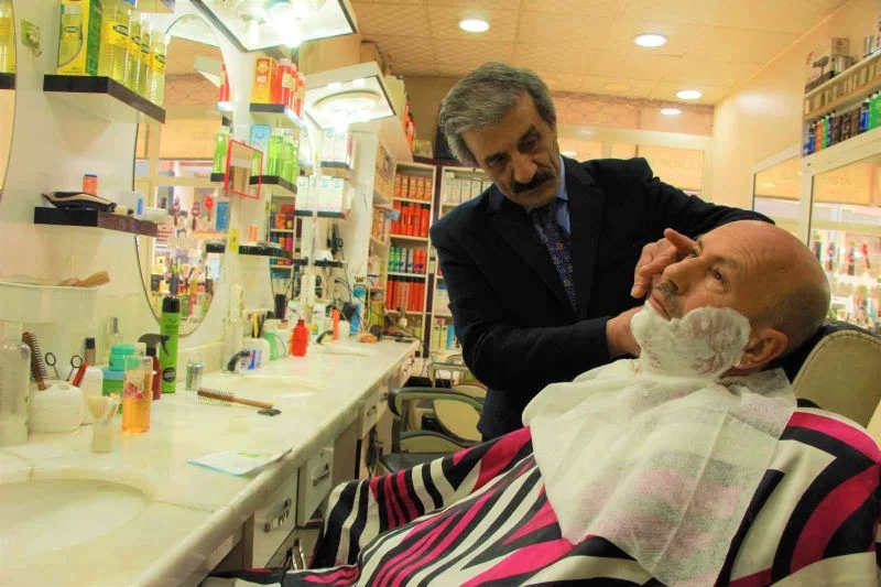 Müşterilerini 35 yıldır takım elbise ve kravatla tıraş ediyor
