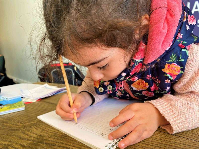 Geliştirdiği defter sayesinde çocuklar yazmayı kolay öğreniyor
