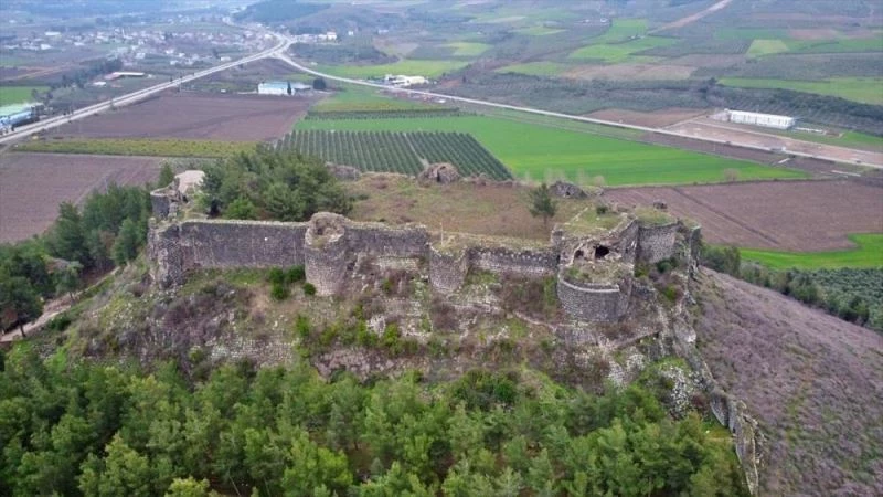 Üç şehrin kavşak noktasındaki Toprakkale Kalesi turizme kazandırılacak