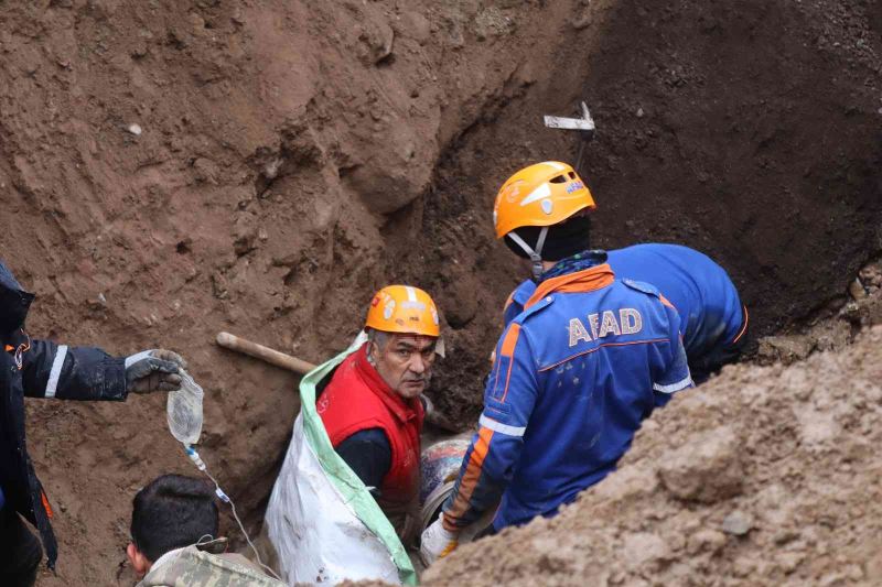 İşçinin ölüm ve kalım savaşı: Toprak altında kalan işçi 3 saatte kurtarıldı