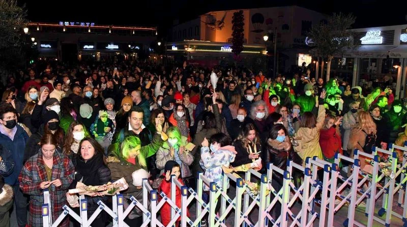 Kusadalılar sevgililer gününü Ayhan Sicimoglu ve Latin all stars ile kutladı
