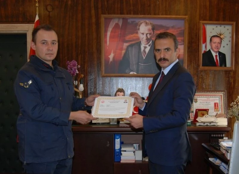 Kaymakam Demirbilek’ten jandarmaya başarı belgesi

