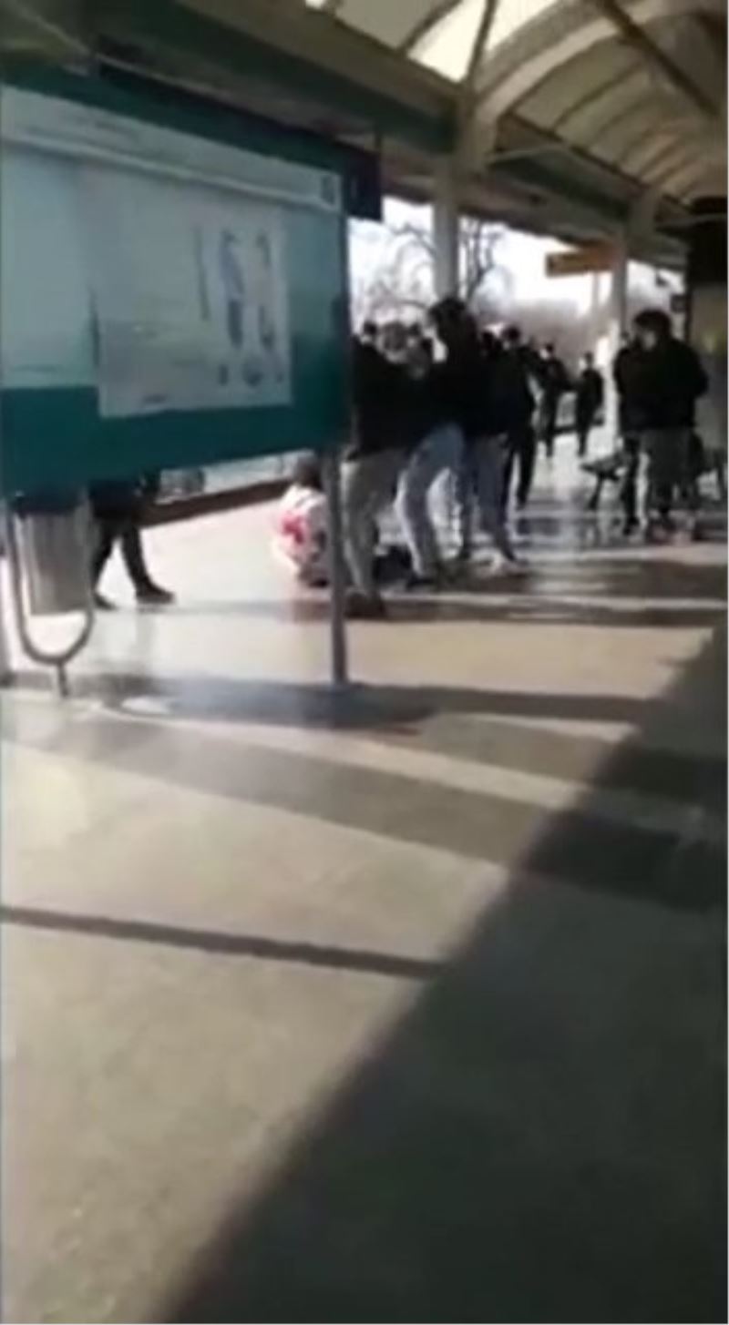Bursa’da metro durağında iki grup arasında yumruklar konuştu
