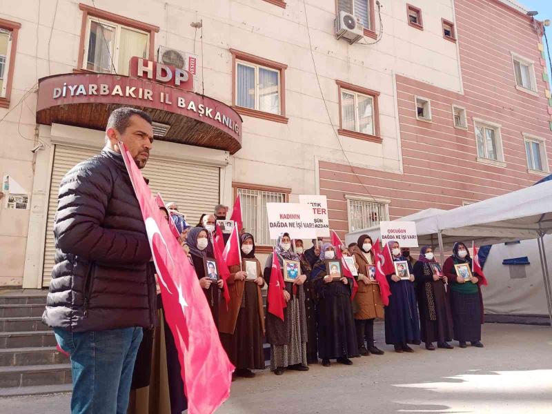 Evlat nöbetindeki aileler HDP’ye ateş püskürdü
