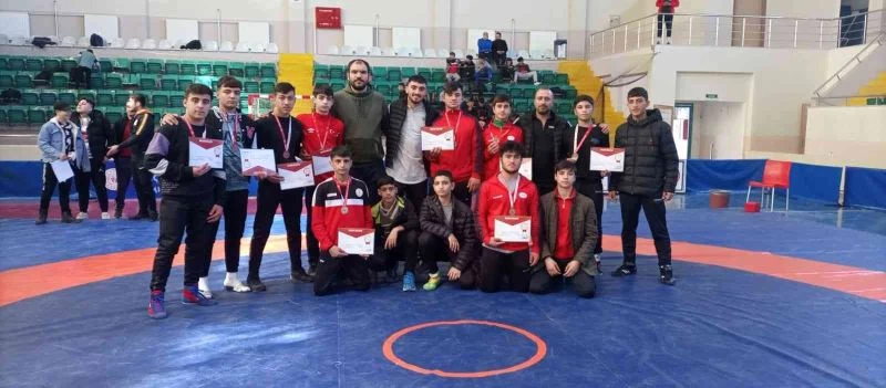 Eyyübiyeli gençler madalyalarla döndü
