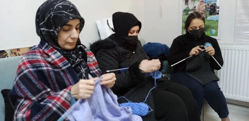 Attıkları her ilmek iç ısıtıyor
