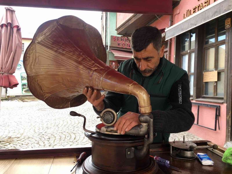 Tarihi gramofonuna gözü gibi bakıyor
