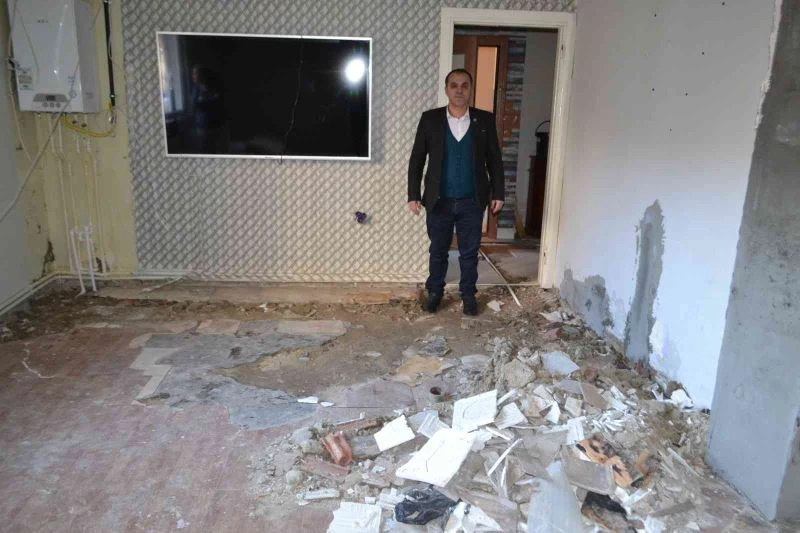 Zemini çöken binanın sakinleri tedirgin
