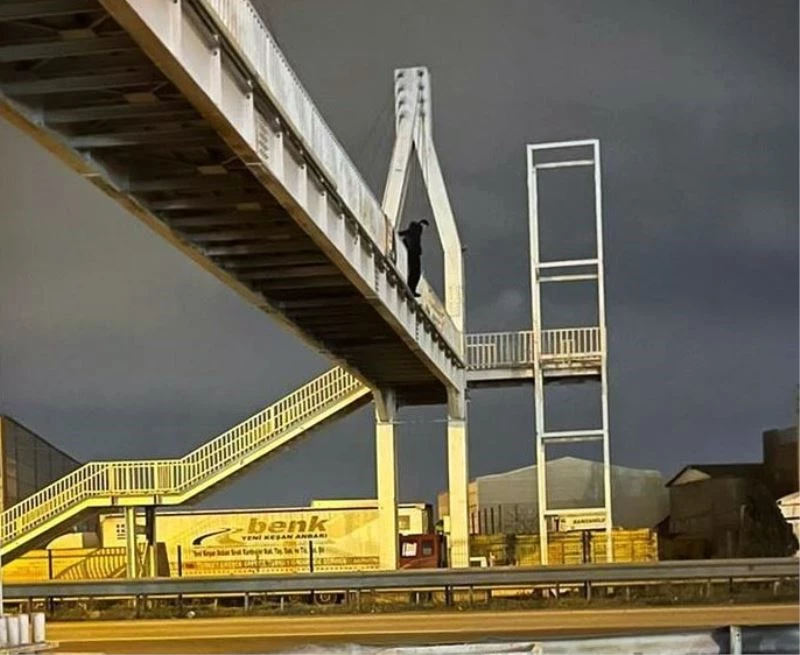 D-650 karayolunda köprüye çıktı, vatandaşlar ölümün kıyısından aldı
