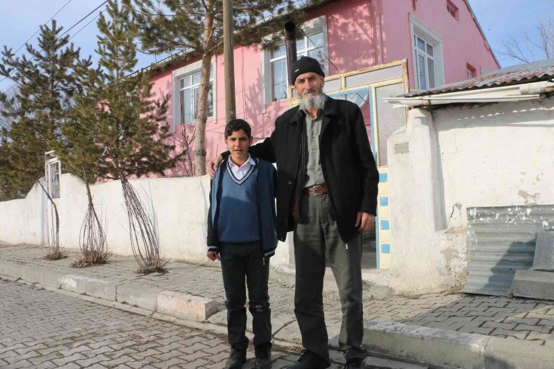 Dede ve torunu buz tutan boruya sıkışan kedi için seferber oldu
