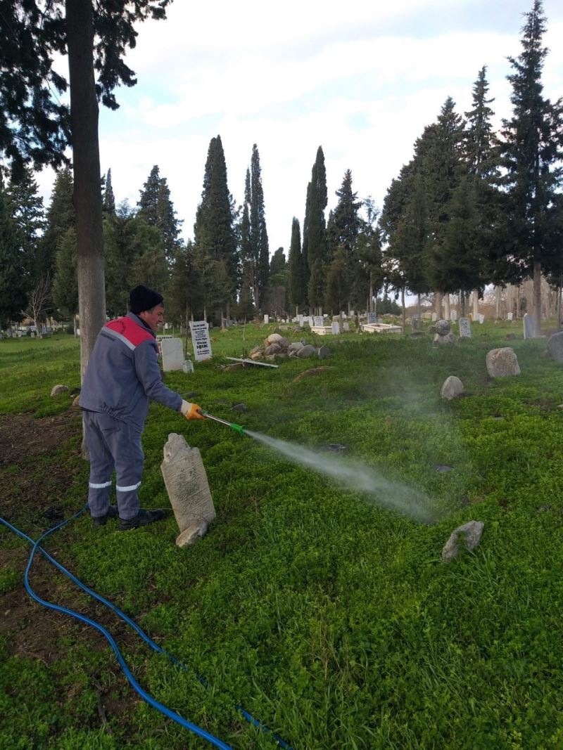 Burhaniye’de mezarlıklarda yabani ot ilaçlaması
