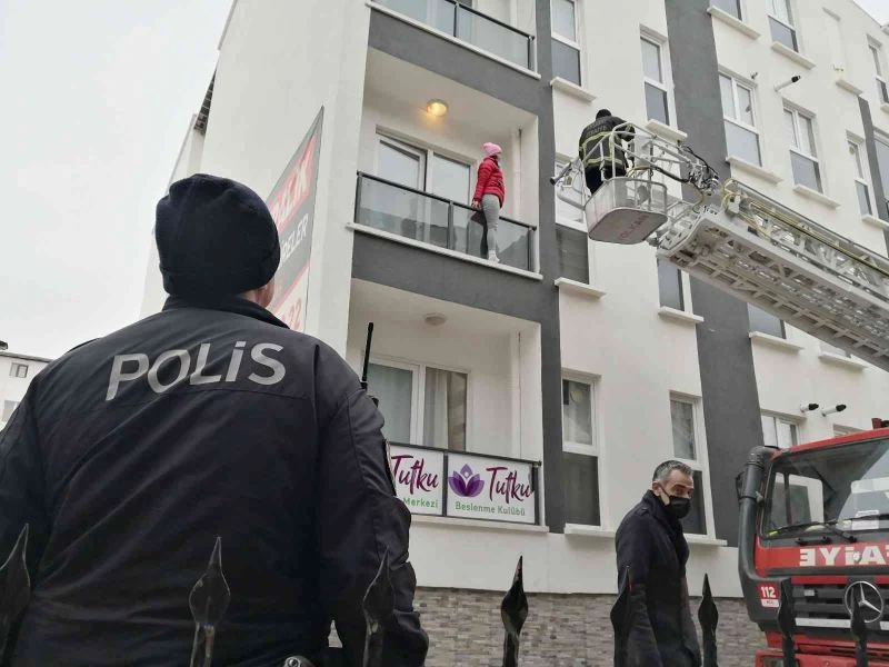 Sevgilisinin 2 hafta boyunca rezidansa kilitlediği kadını polis ve itfaiye kurtardı
